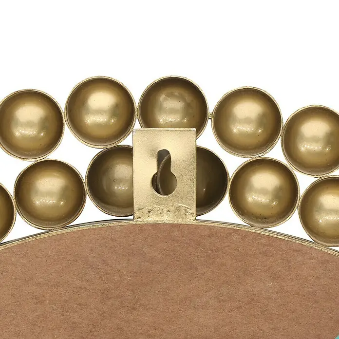 Wandspiegel Amelia - Durchmesser: 46 cm, Gold, Metall - Detailansicht der Rückseite eines goldenen Deko-Spiegels mit Aufhängevorrichtung und runder Holzplatte, die die Konstruktion verstärkt.