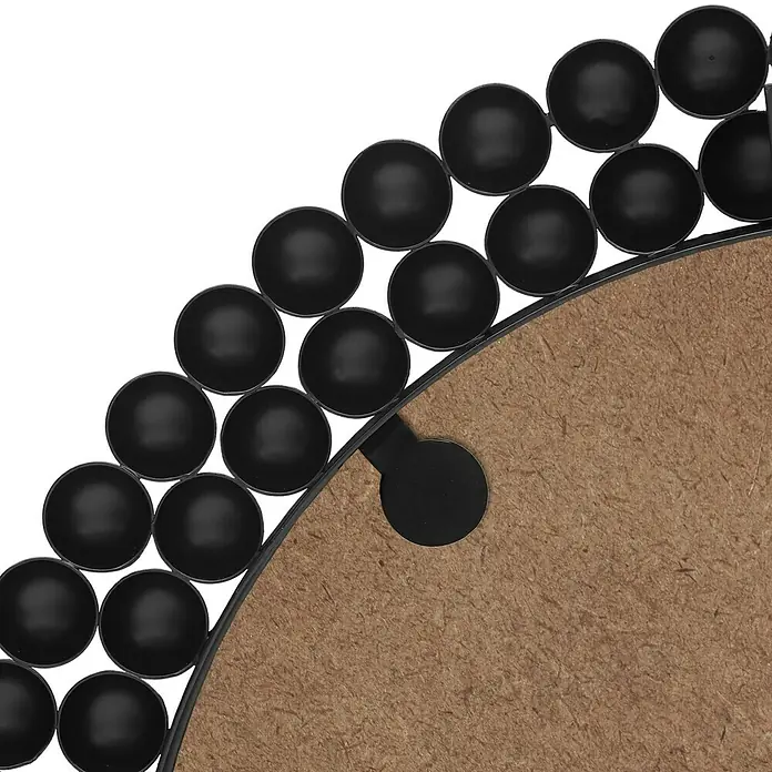 Wandspiegel Amelia - Durchmesser: 46 cm, Schwarz, Metall - Nahaufnahme eines runden Spiegels mit schwarzem Kugelförmigem Rahmen und brauner Rückwand, der einen modernen und dekorativen Akzent setzt.