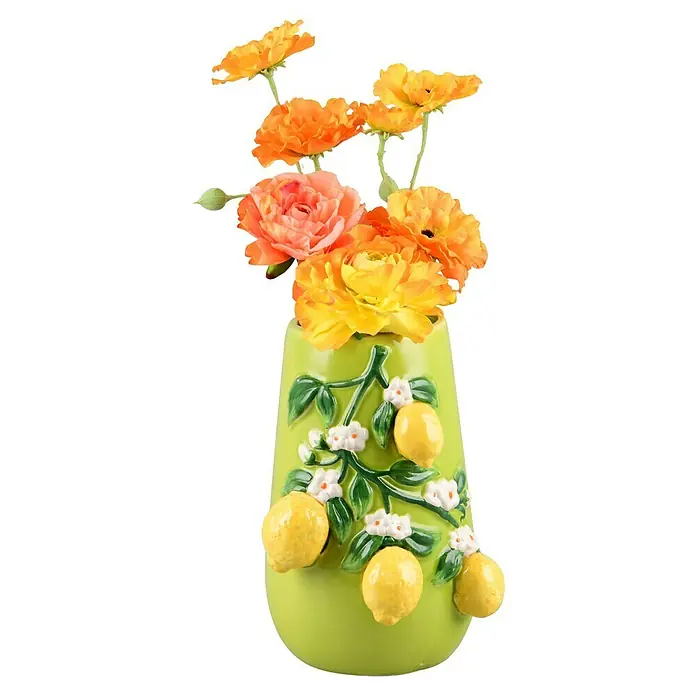 Vase Citri - L x B x H: 16 x 15 x 22 cm, Keramik, Grün/Gelb - Eine grüne Vase mit Zitronenmuster, gefüllt mit leuchtend gelben und orangefarbenen Ranunkeln, die eine fröhliche und farbenfrohe Dekoration bieten.