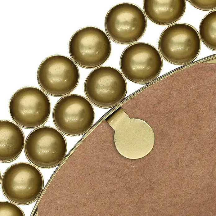 Wandspiegel Amelia - Durchmesser: 46 cm, Gold, Metall - Nahaufnahme eines goldenen Wandspiegels mit dekorativen Kugeln und brauner Rückseite.
