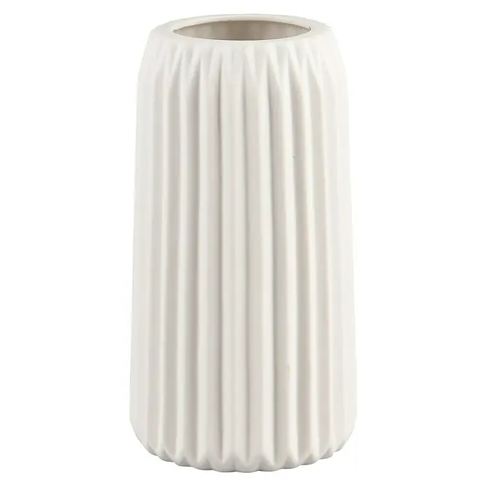 Vase Ruffle - Ø x H: 10,5 x 20 cm, Keramik, Weiß - Nahaufnahme einer weißen, vertikal gerippten Vase mit zylindrischer Form und einem sanften, neutralen Innenraum.