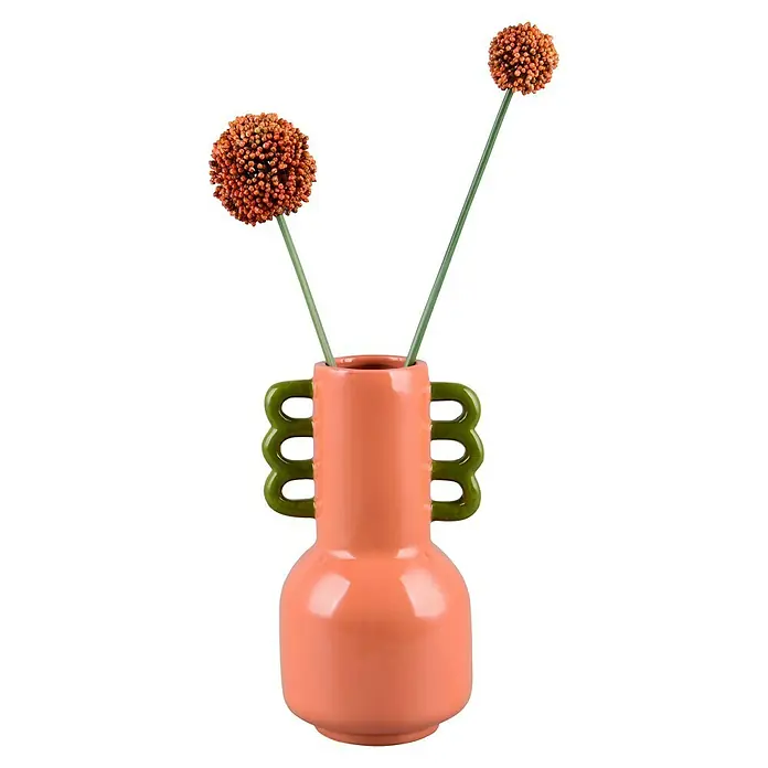 Vase Kofi - L x B x H: 15,5 x 14 x 26,5 cm, Keramik, Rosa/Grün - Stillleben mit orangefarbener Vase und Zierlauchblüten vor schwarzem Hintergrund.
