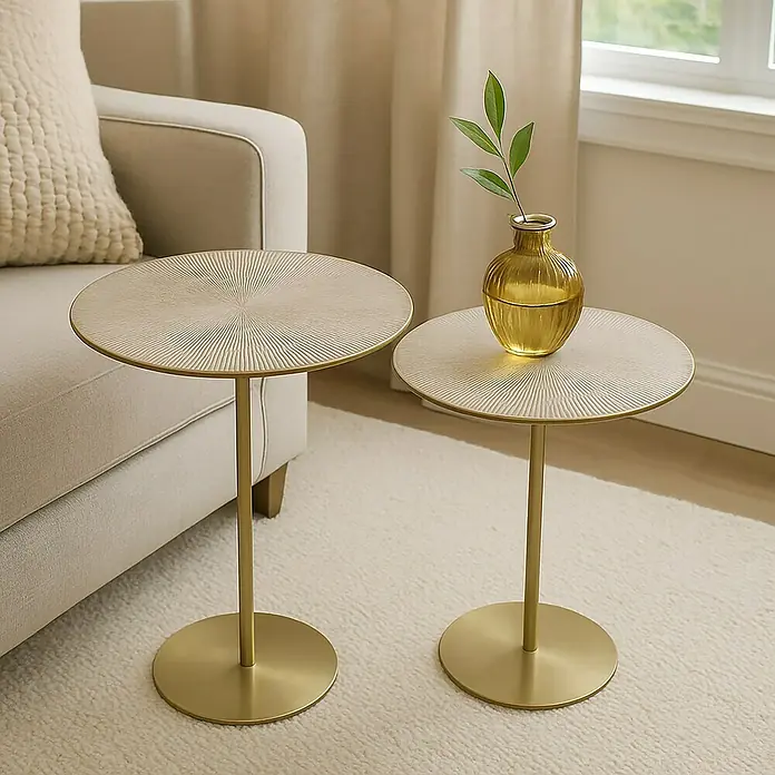 Beistelltisch-Set Solon - 2 -tlg., Gold, Metall - Zwei goldene Beistelltische mit runden Tischplatten und einem zylindrischen Fuß, einer davon mit einer kleinen goldenen Vase mit grünen Zweigen.