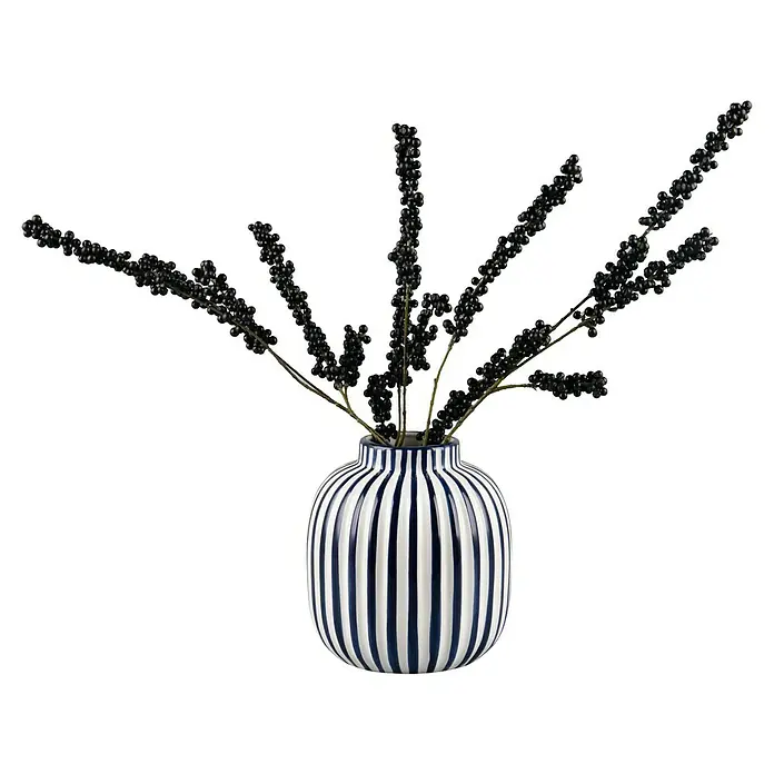 Vase Savanna - Ø x H: 19 x 20,7 cm, Keramik, Blau - Eine gestreifte Vase mit dunklen Beeren. Die Vase ist weiß mit marineblauen Streifen und enthält Zweige mit kleinen, dunklen Beeren.
