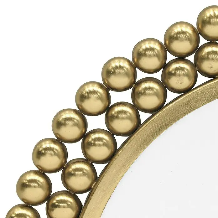 Wandspiegel Amelia - Durchmesser: 46 cm, Gold, Metall - Detailaufnahme eines runden Goldrahmens mit dekorativen Goldperlen, der einem Spiegel oder einer Wanddekoration einen Hauch von Eleganz verleiht.