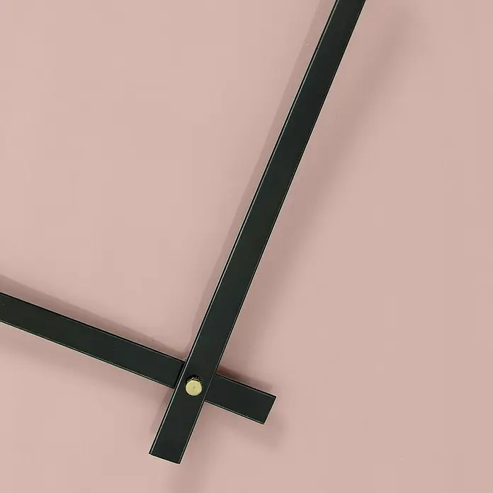 Wanduhr Tomo - Durchmesser: 42 cm, Mokka - Detailaufnahme einer modernen Uhr mit schwarzen Zeigern auf rosafarbenem Hintergrund, die das minimalistische Design betont.