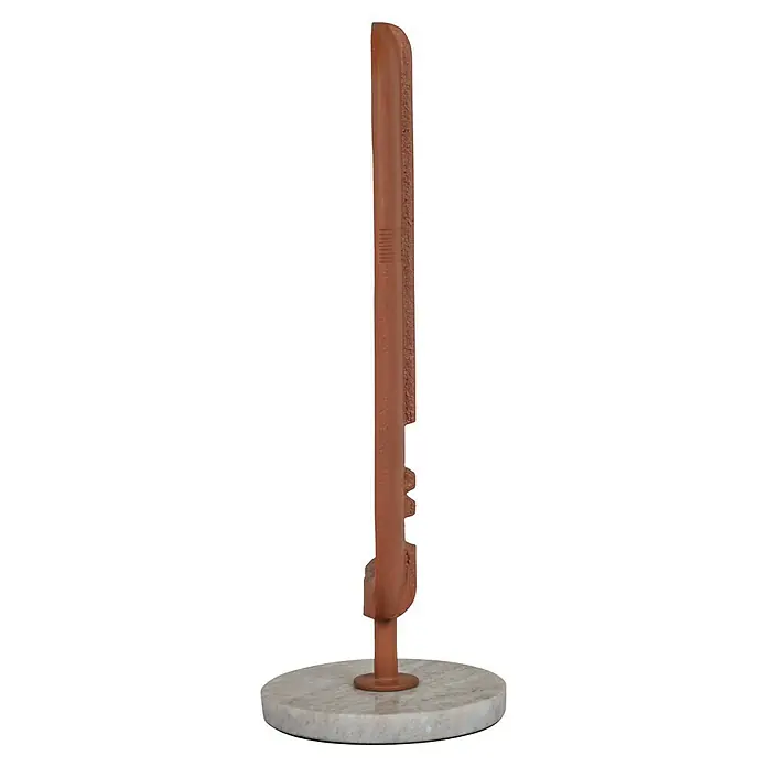 Dekofigur Ahyv - L x B x H: 13 x 13 x 37 cm, Braun, Metall - Nahaufnahme des dekorativen Terracotta-Handtuchhalters auf einem Marmorsockel, der rustikalen Charme und Funktionalität vereint.