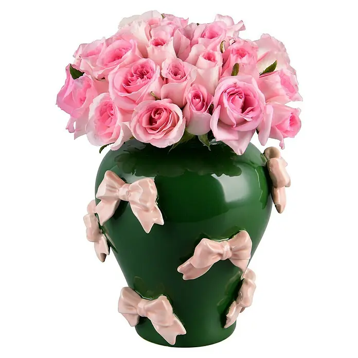 Vase Baily - Ø x H: 21,5 x 22 cm, Keramik, Grün - Ein Arrangement aus zarten rosa Rosen in einer grünen Vase mit verspielten rosa Schleifen. Ein Hauch von Romantik für Ihr Zuhause.