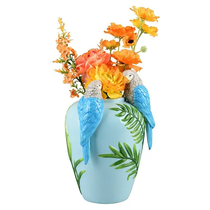 Vase Ara - L x B x H: 20,5 x 19 x 31,5 cm, Keramik, Blau - Blumenvase mit Papageien-Design, gefüllt mit orangefarbenen Blumen. Ein dekoratives Element für jedes Zuhause.