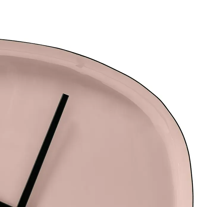 Wanduhr Tomo - Durchmesser: 42 cm, Mokka - Nahaufnahme einer rosafarbenen Wanduhr mit schwarzen Zeigern und schwarzem Rand. Die Uhr zeigt eine nicht definierte Zeit an.