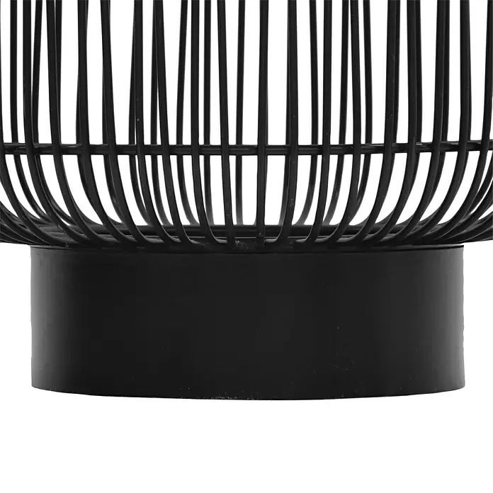 Beistelltisch Rina - Ø x H: 41 x 46 cm, Metall, Schwarz/Gold - Nahaufnahme einer schwarzen Metall-Windlichtlaterne mit geometrischem Design und zylindrischem Fuß.