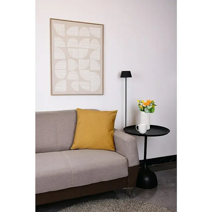 Kissen Finn - Gelb, 45 x 45 cm, 100 % Polyester - Dekorative Inneneinrichtung mit einem bequemen Sofa, einem stilvollen Kissen, einem Beistelltisch und einer eleganten Stehlampe.