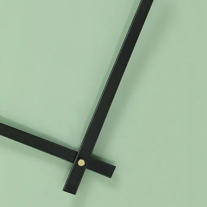 Wanduhr Tomo - Durchmesser: 42 cm, Grün - Nahaufnahme der Zeiger einer modernen Wanduhr mit minimalistischem Design vor hellgrünem Hintergrund. Präzise Zeitmessung mit Stil.