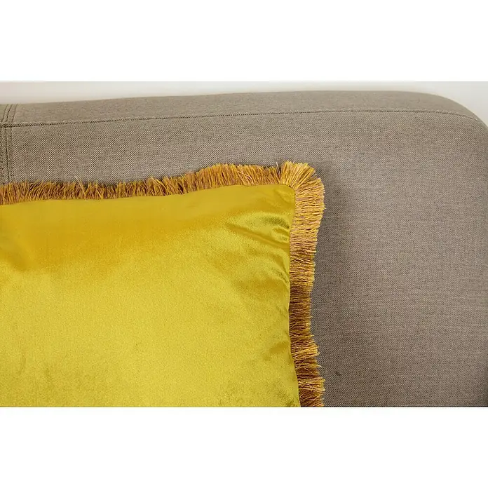 Kissen Elona - Gelb, 45 x 45 cm, 100 % Polyester - Nahaufnahme eines gelben Kissens mit Fransen auf einem grauen Sofa, das eine gemütliche und stilvolle Atmosphäre suggeriert.