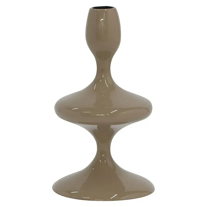 Kerzenhalter Laureen - Ø x H: 11 x 19,5 cm, Beige, Metall - Nahaufnahme eines glänzenden, sandfarbenen Kerzenständers mit einzigartiger Form auf schwarzem Hintergrund.