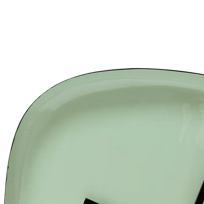 Wanduhr Tomo - Durchmesser: 42 cm, Grün - Nahaufnahme einer hellgrünen quadratischen Wanduhr mit schwarzen Zeigern und einem schlanken, modernen Design.