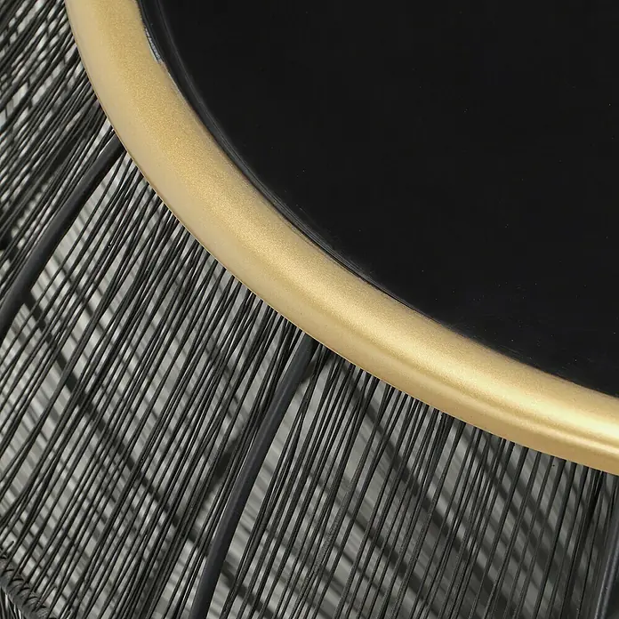 Beistelltisch Mika - 2 -tlg., Schwarz, Metall - Nahaufnahme eines eleganten schwarzen Beistelltisches mit goldfarbenem Rand und filigranem Drahtgestell, der einen modernen Touch verleiht.
