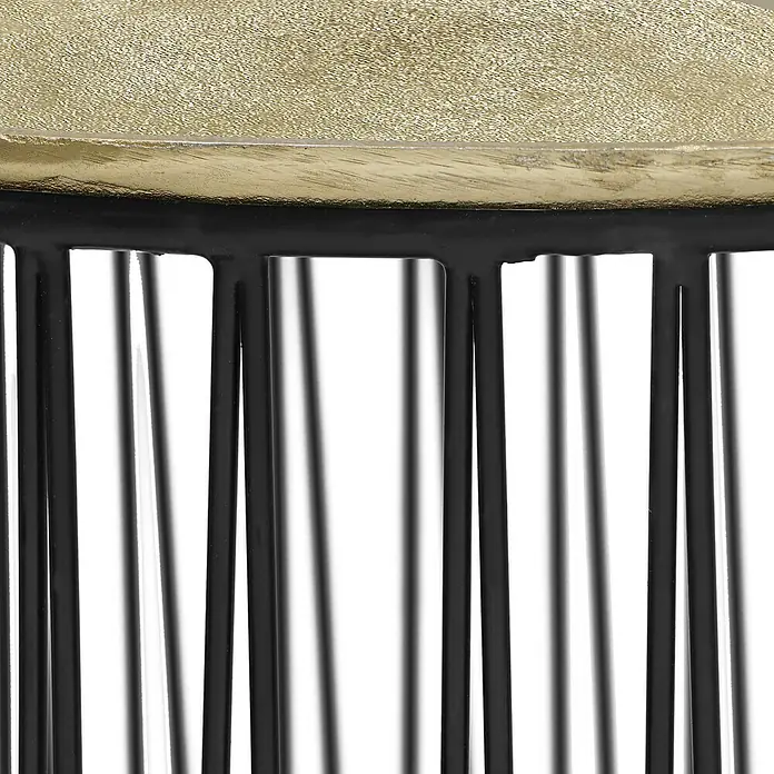 Beistelltisch Rina - Ø x H: 41 x 46 cm, Metall, Schwarz/Gold - Nahaufnahme eines Beistelltisches mit goldfarbener Tischplatte und schwarzem Metallgestell. Das Design ist modern und minimalistisch.