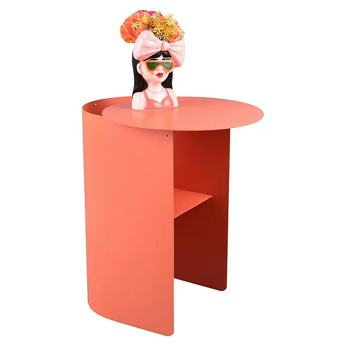 Beistelltisch Feno - L x B x H: 45 x 38 x 51 cm - Origineller korallenroter Beistelltisch mit integriertem Regal und skurriler Blumenvase in Form einer Frau mit Sonnenbrille und Schleife.