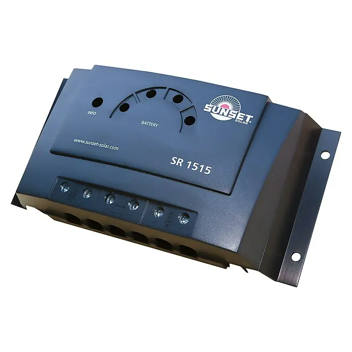 Sunset Solarladeregler SR1515 - Max. Laststrom: 15 A, 12 V - 24 V - Nahaufnahme des Sunset Solar SR 1515 Solarreglers. Er ist schwarz und hat mehrere Anschlüsse für die Batterie und andere Komponenten.