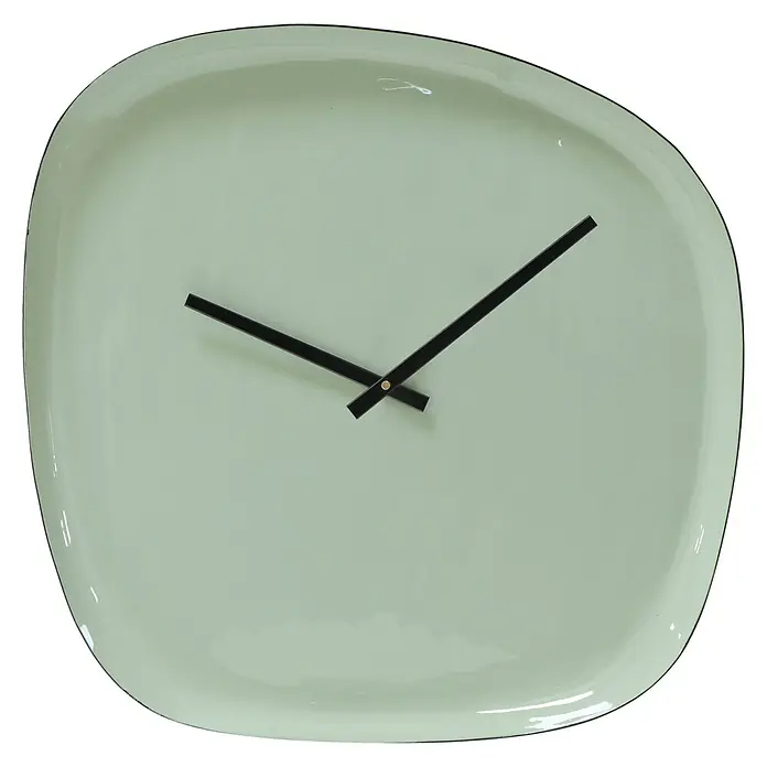 Wanduhr Tomo - Durchmesser: 42 cm, Grün - Grüne, unregelmäßig geformte Wanduhr mit schwarzen Zeigern. Ein schlichtes, modernes Designelement für jeden Raum, das die Zeit anzeigt.