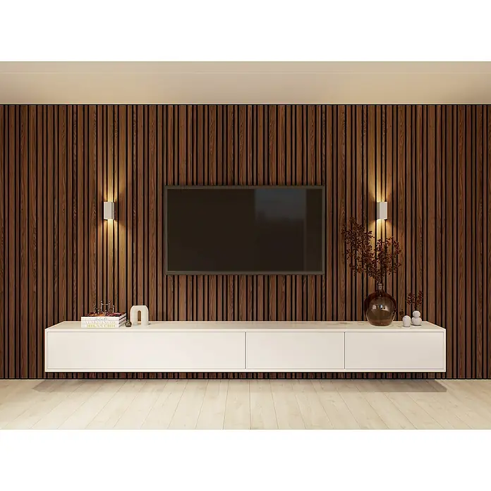 CanDo Akustikpaneel Blend - Walnuss Uni, 2.600 x 300 x 17 mm, 2 Stk. - Minimalistische Wohnzimmergestaltung mit dunkler Holzpaneelwand, TV, weißem Lowboard und Wandleuchten.