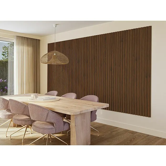 CanDo Akustikpaneel Ellips - Walnuss Uni, 2.600 x 300 x 17 mm, 2 Stk. - Ein Esszimmer mit einem Holztisch und sechs Stühlen, darüber hängt eine Lampe. Die Wand ist mit Holzpaneelen verkleidet.