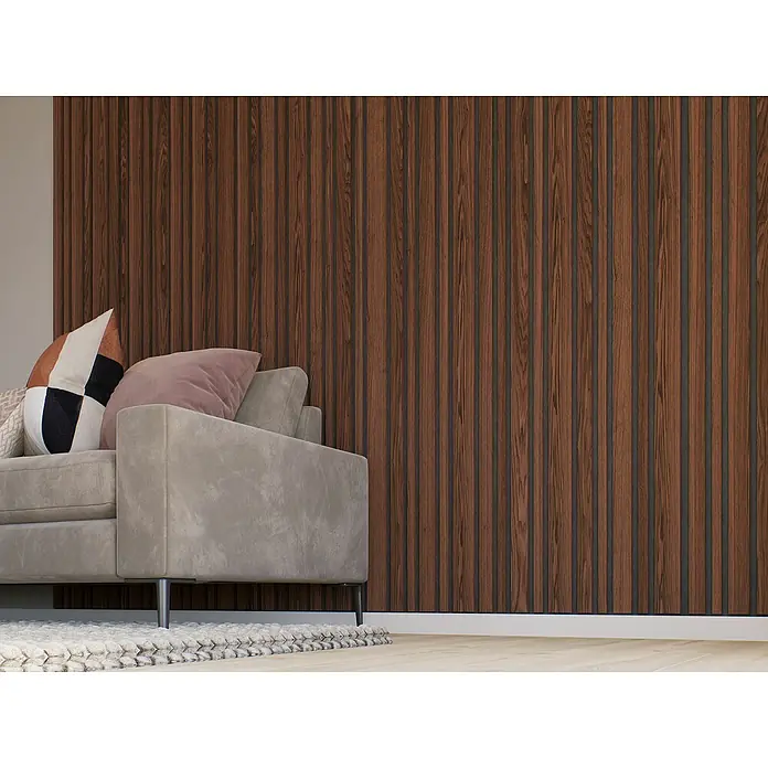 CanDo Akustikpaneel Blend - Walnuss Uni, 2.600 x 300 x 17 mm, 2 Stk. - Nahaufnahme eines beigen Sofas mit Kissen vor einer Holzwand. Das Sofa hat schlanke, dunkle Metallbeine.