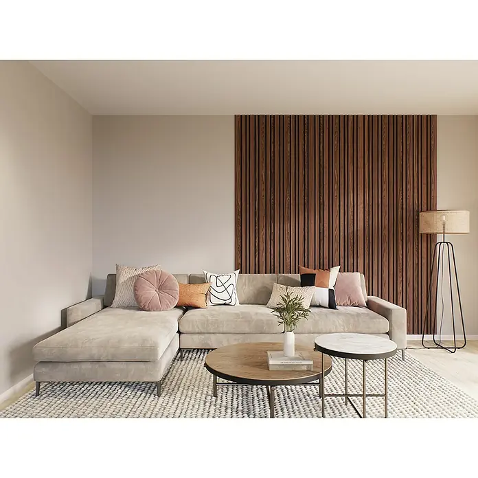 CanDo Akustikpaneel Blend - Walnuss Uni, 2.600 x 300 x 17 mm, 2 Stk. - Moderne Wohnzimmereinrichtung mit beigem Ecksofa, Holzwandpaneelen und minimalistischem Lampendesign für eine stilvolle Atmosphäre.