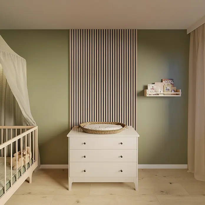 CanDo Akustikpaneel Blend - Eiche Natur, 2.600 x 300 x 17 mm, 2 Stk. - Das Kinderzimmer zeigt eine weiße Wickelkommode mit einem geflochtenen Korb darauf, eine süße Ergänzung für die Babypflege.