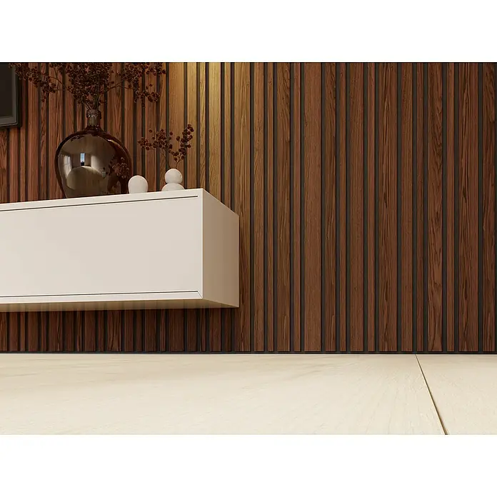 CanDo Akustikpaneel Blend - Walnuss Uni, 2.600 x 300 x 17 mm, 2 Stk. - Nahaufnahme eines modernen weißen Schwebetisches mit Dekor vor einer Holzwand, der minimalistische Stil und das moderne Design hervorhebt.