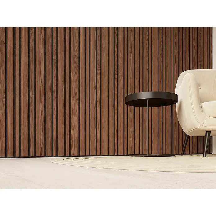 CanDo Akustikpaneel Blend - Walnuss Uni, 2.600 x 300 x 17 mm, 2 Stk. - Elegantes Interieur mit Akustikpaneelen in Holzoptik an der Wand, einem schwarzen Beistelltisch und einem cremefarbenen Sessel auf einem runden Teppich.