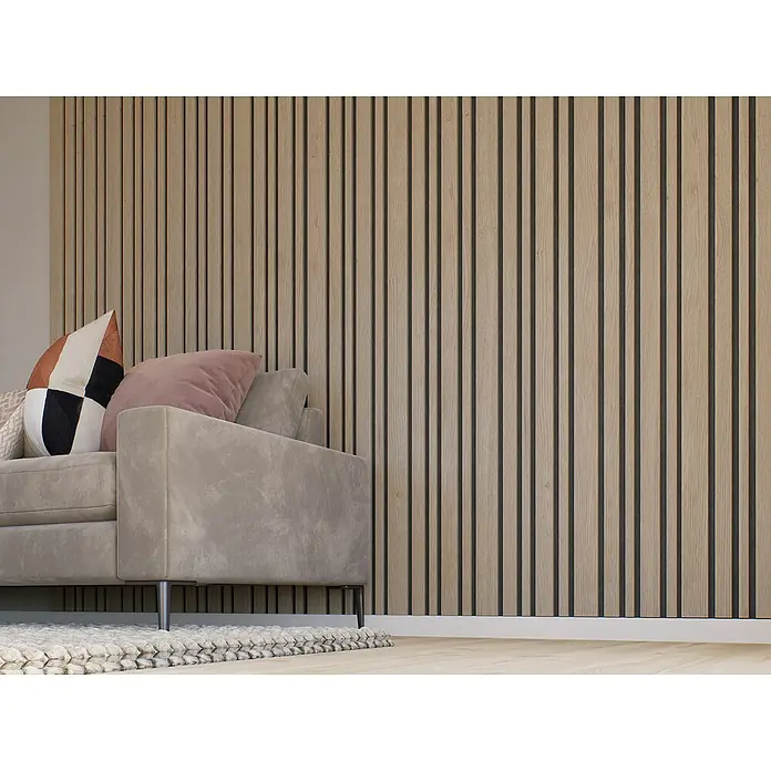 CanDo Akustikpaneel Blend - Eiche Natur Uni, 2.600 x 300 x 17 mm, 2 Stk. - Nahaufnahme eines modernen Sofas mit Holzpaneel-Wand im Hintergrund, das ein stilvolles und gemütliches Ambiente schafft.