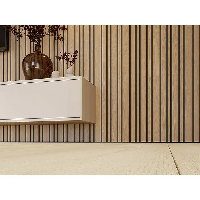 CanDo Akustikpaneel Blend - Eiche Natur Uni, 2.600 x 300 x 17 mm, 2 Stk. - Nahaufnahme eines eleganten, cremefarbenen TV-Lowboards mit dekorativen Vasen und Holzwandpaneelen im Hintergrund, perfekt für modernes Wohnambiente.