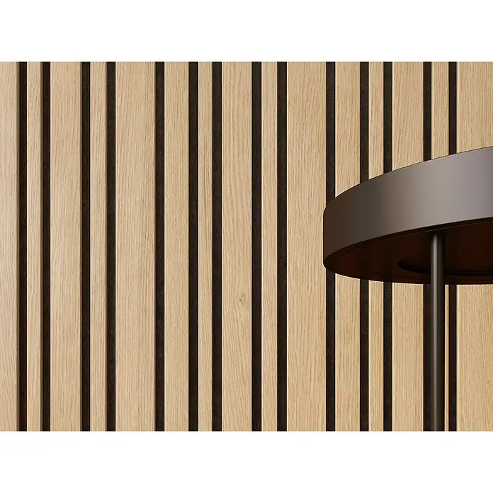 CanDo Akustikpaneel Blend - Eiche Natur Uni, 2.600 x 300 x 17 mm, 2 Stk. - Nahaufnahme einer geriffelten Holzpaneelwand mit einem modernen, dunklen Beistelltisch, der ein stilvolles und minimalistisches Ambiente erzeugt.