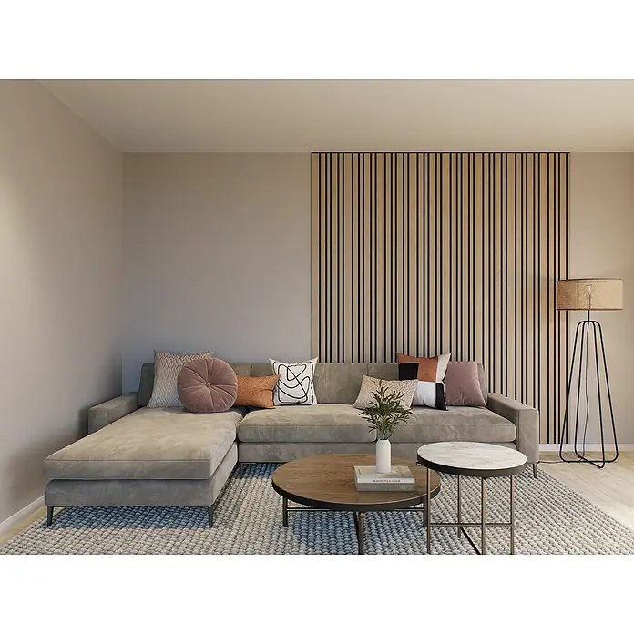 CanDo Akustikpaneel Blend - Eiche Natur Uni, 2.600 x 300 x 17 mm, 2 Stk. - Großes Ecksofa mit Zierkissen und Couchtischen im Wohnzimmer. Die passende Stehlampe rundet das moderne Interieur ab.