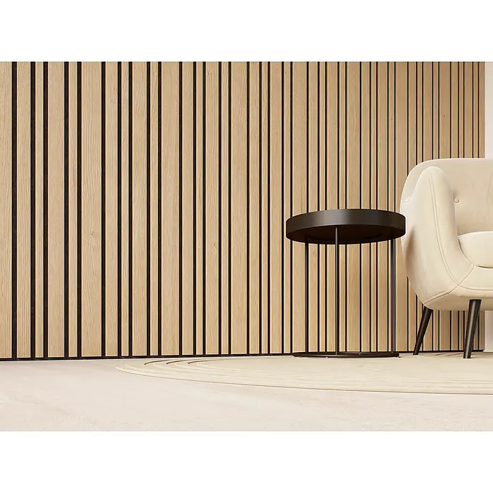 CanDo Akustikpaneel Blend - Eiche Natur Uni, 2.600 x 300 x 17 mm, 2 Stk. - Elegantes Interieur mit einer stilvollen schwarzen Beistelltisch und einem cremefarbenen Sessel vor einer modernen Holzpaneelwand.