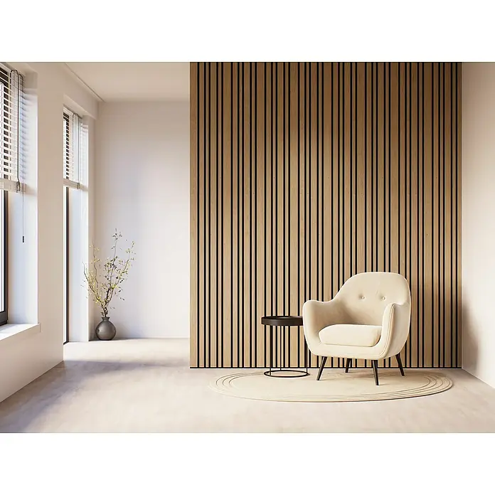 CanDo Akustikpaneel Blend - Eiche Natur Uni, 2.600 x 300 x 17 mm, 2 Stk. - Einladender Sessel mit Beistelltisch vor einer stilvollen Holzpaneelwand. Das moderne Designelement schafft eine warme und elegante Atmosphäre im Raum.