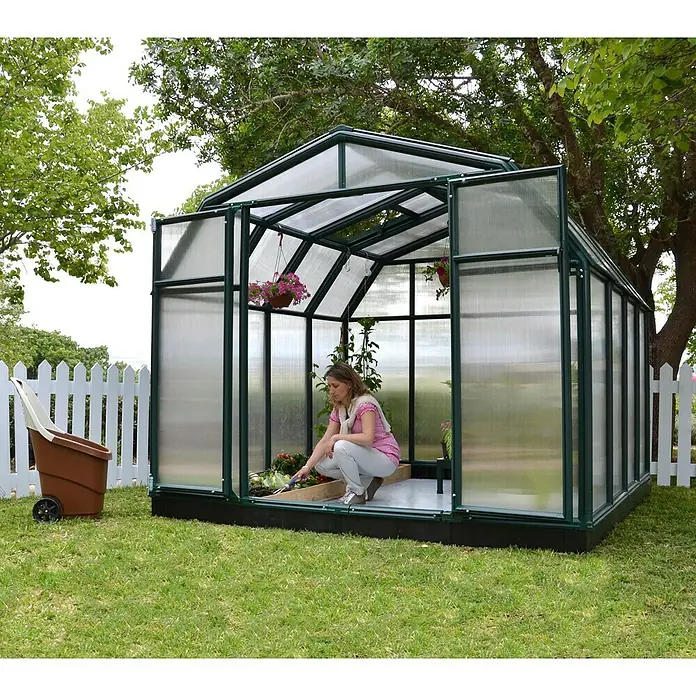 Palram – Canopia Invernadero Hobby Gardener - Medidas ext. (An x Pr): 266 x 266 cm, 6 mm, Verde - Mujer usando un invernadero Juliana diseñado para accesorios de jardín y que proporciona espacio de crecimiento adicional.