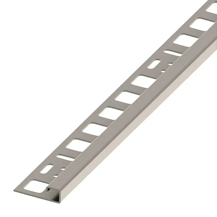 Quadroprofil - Edelstahl, 1 m x 10 mm - Nahaufnahme eines silbernen Fliesenschienenprofils mit quadratischen Aussparungen für professionelle Fliesenarbeiten.