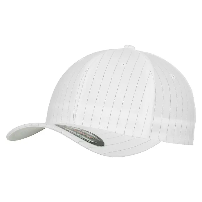 Flexfit Gorra Pine Stripe - Negro/blanco, S/M - Detalle de una gorra Flexfit blanca con rayas finas, que ofrece estilo y comodidad para cualquier ocasión. Ideal para actividades deportivas.