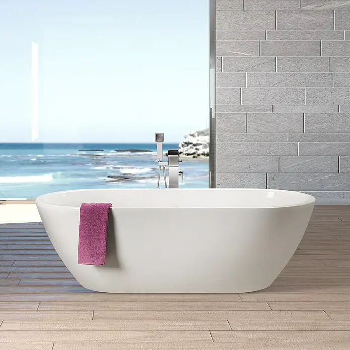 Ottofond Freistehende Badewanne Dorado - L x B: 190 x 90 cm, Sanitäracryl, Weiß - Elegante freistehende Badewanne in Weiß vor einem Fenster mit Meerblick und grauen Fliesen. Ein lila Handtuch hängt über dem Rand.