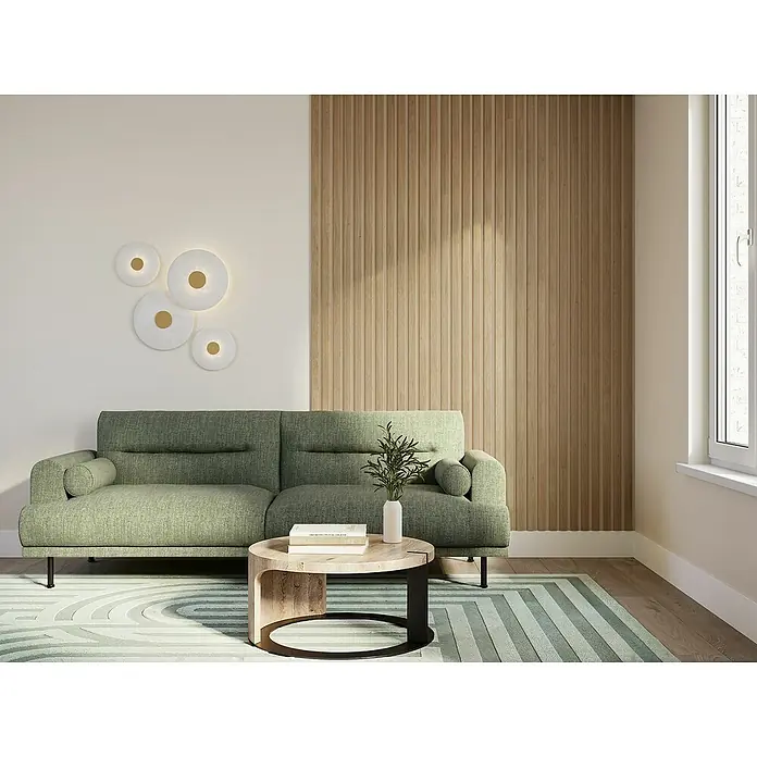 CanDo Akustikpaneel Ellips - Eiche Natur Uni, 2.600 x 300 x 17 mm, 2 Stk. - Wohnzimmer mit grünem Sofa, Couchtisch, Lampen und Holzwand für ein gemütliches Ambiente.