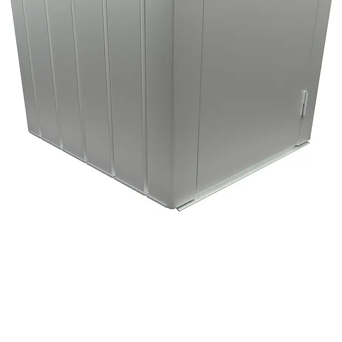 Biohort Julia Geräteschrank - Außenbreite inkl. Dachüberstand: 78 cm, Außentiefe inkl. Dachüberstand: 87 cm, Stahl, Silber Metallic - Nahaufnahme eines grauen Metallschranks mit vertikalen Paneelen, der Stabilität und Funktionalität für verschiedene Aufbewahrungszwecke bietet.