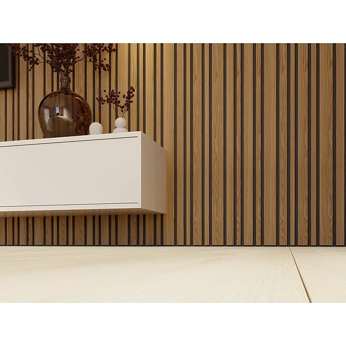 CanDo Akustikpaneel Blend - Eiche Bronze, 2.600 x 300 x 17 mm, 2 Stk. - Elegantes weißes Sideboard mit stilvoller Dekoration vor einer modernen Holzpaneelwand. Einrichtung für Wohnräume.