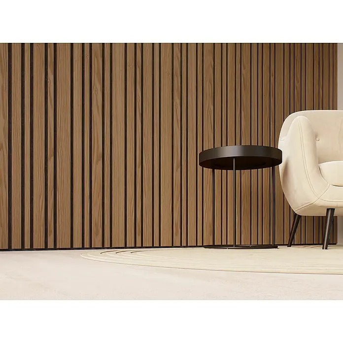 CanDo Akustikpaneel Blend - Eiche Bronze, 2.600 x 300 x 17 mm, 2 Stk. - Elegantes Interieur mit Akustikpaneelen an der Wand, einem Beistelltisch und einem beigen Sessel auf einem runden Teppich.