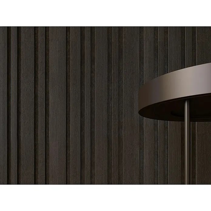CanDo Akustikpaneel Blend - Eiche Lava, 2.600 x 300 x 17 mm, 2 Stk. - Edle Nahaufnahme einer stilvollen Stehleuchte mit dunklem Lampenschirm vor einer dunklen Holzpaneelwand. Elegantes Design im Detail.