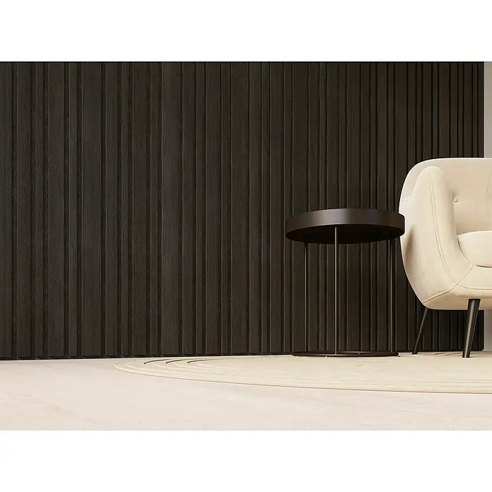 CanDo Akustikpaneel Blend - Eiche Lava, 2.600 x 300 x 17 mm, 2 Stk. - Elegantes Interieur mit einem beigen Sessel und einem runden Beistelltisch vor einer dunklen Holzvertäfelung. Stilvolles Möbelstück.