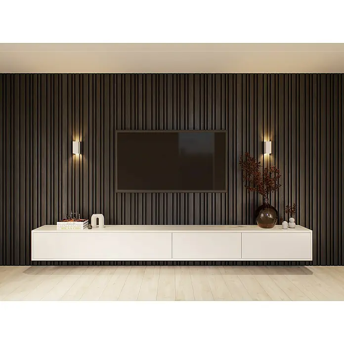 CanDo Akustikpaneel Blend - Eiche Lava, 2.600 x 300 x 17 mm, 2 Stk. - Stilvolles Wohnzimmer mit dunkler Akzentwand und schwebendem, weißen TV-Lowboard. Elegantes Design und moderne Beleuchtung schaffen eine angenehme Atmosphäre.