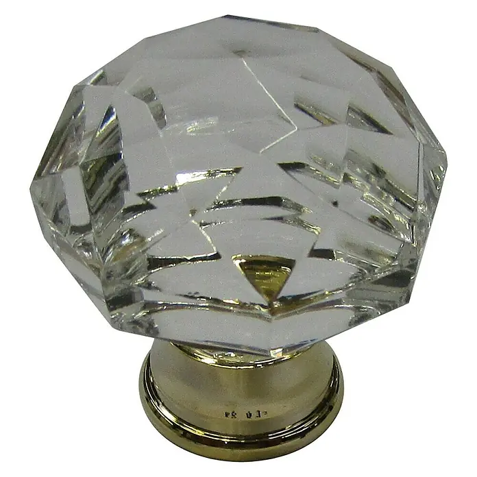 Häfele Pomo para muebles - Vidrio, Diámetro: 35 mm - Primer plano de un elegante tirador de cristal facetado con una base dorada, ideal para renovar muebles.